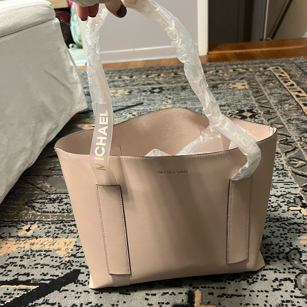 Michael Kors Blush Pink Bag - Picture 2 of 6